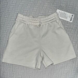 Lululemon Women's Cream Highrise 4” length — Size 2 NWT